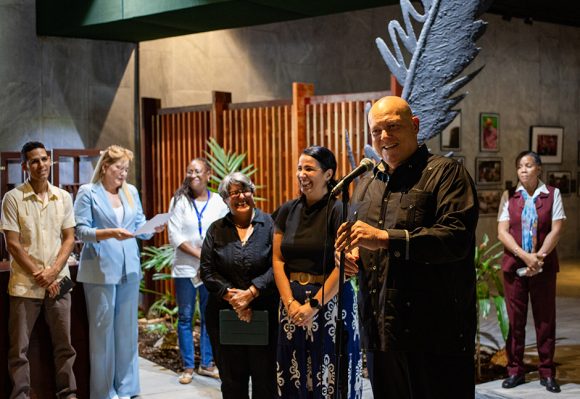 “Toda la gloria del mundo”: exposición fotográfica de Alex Castro honra el legado de Fidel