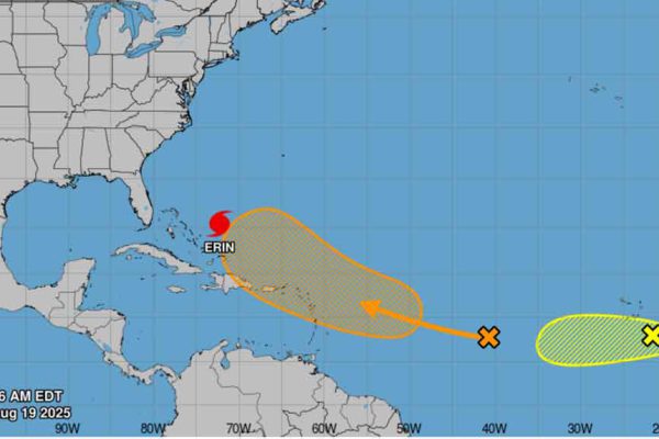 Huracán Erin avanza hacia el este de Bahamas