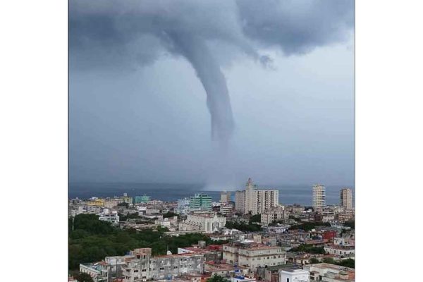 Tromba marina sorprende a La Habana (+ Fotos)