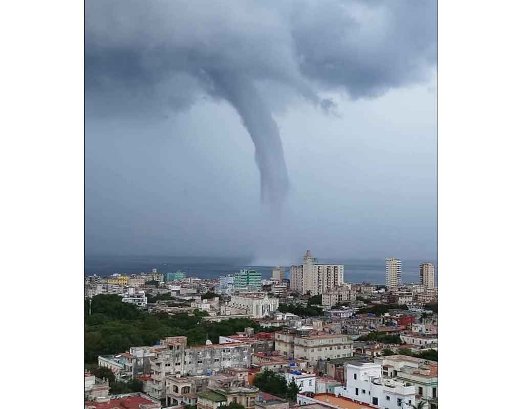 Tromba marina sorprende a La Habana (+ Fotos)