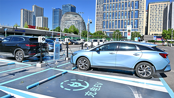 Ciudades chinas impulsan vehículos eléctricos con energía 100% renovable