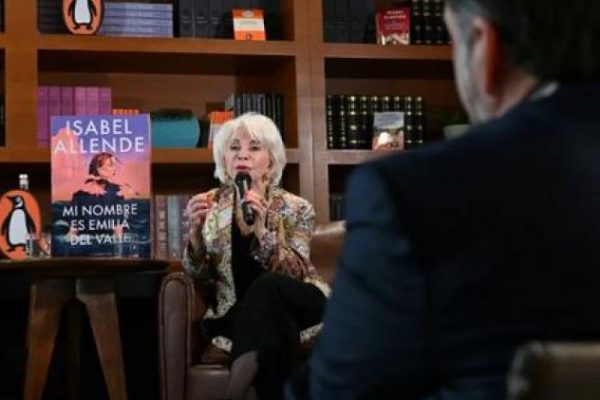 Isabel Allende compara los centros para migrantes en EEUU con