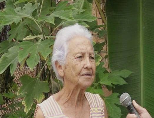 Con 81 años de edad Esther Cristina Téllez cultiva la tierra