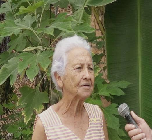 Con 81 años de edad Esther Cristina Téllez cultiva la tierra