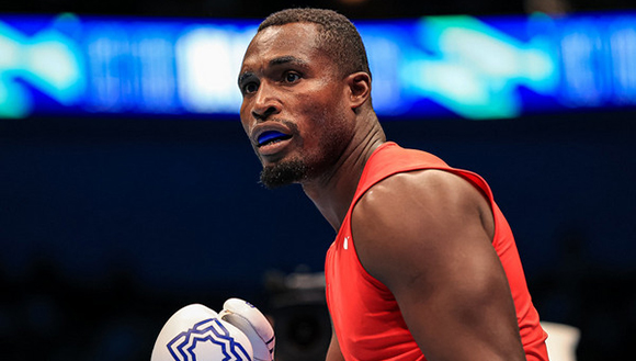 Dos cubanos avanzan a semifinales en el Mundial de Boxeo
