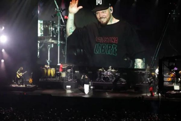 Residente pide la libertad de Palestina desde el Zócalo de México