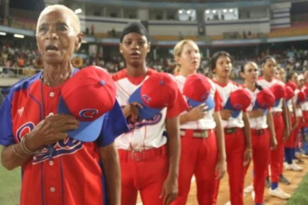 Cuba enfrenta a Argentina en lid femenina de beisbol