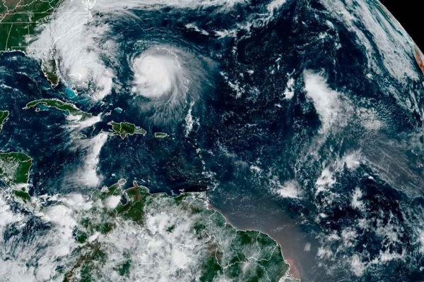 Huracán Humberto y tormenta tropical Imelda activos en el Atlántico