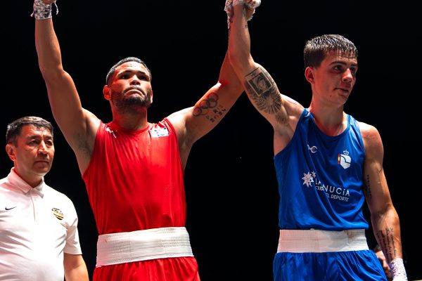 Cubanos Álvarez y Claro a cuartos del Mundial de boxeo