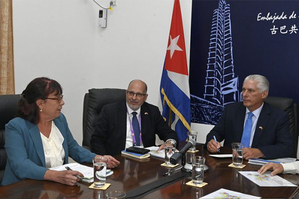 Dialoga Díaz-Canel con colaboradores de la salud en China