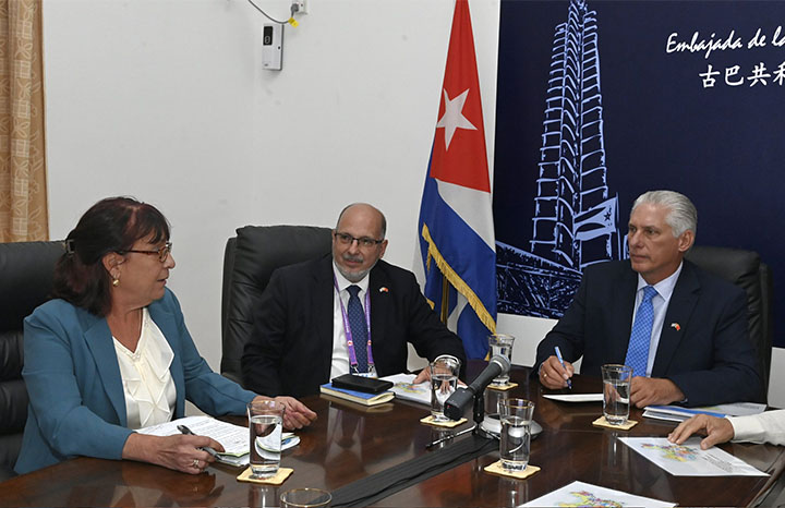 Dialoga Díaz-Canel con colaboradores de la salud en China