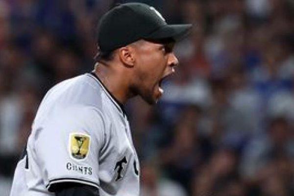 Cubano Raidel Martinez empata liderato de salvamentos en Japón