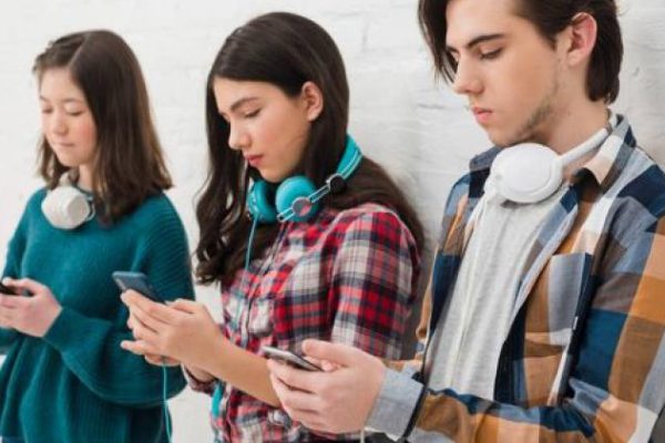 El Parlamento francés propone prohibir las redes sociales a los menores de 15 años