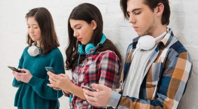 El Parlamento francés propone prohibir las redes sociales a los menores de 15 años