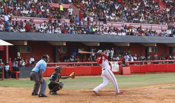 Béisbol cubano: Avispas continúan con maderos calientes