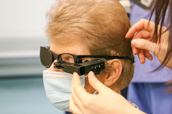 Lanzan implante que promete reactivar la vista de adultos mayores