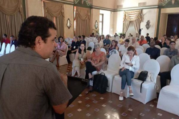 Debaten en Cibersociedad sobre alcance y desafíos de la IA