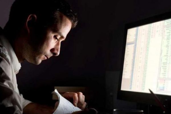 Jóvenes con trabajo nocturno tienen mayor riesgo de cálculos renales