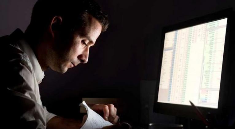 Jóvenes con trabajo nocturno tienen mayor riesgo de cálculos renales