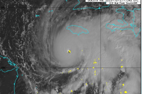 Huracán Melissa continúa intensificándose al sur de Jamaica