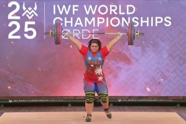 Halterista Sarría regala a Cuba tres medallas de plata mundialistas