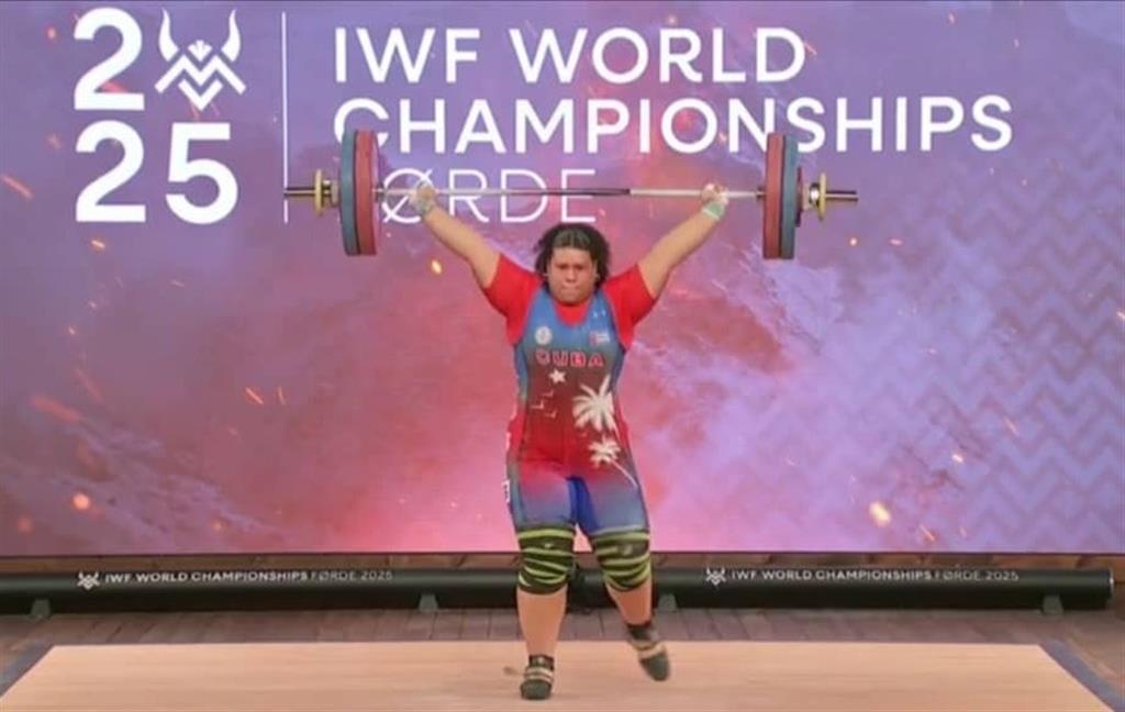 Halterista Sarría regala a Cuba tres medallas de plata mundialistas