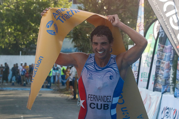 Cubanos discretos en Copa Continental de Triatlón en Iquique