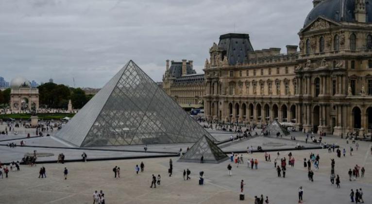Un audaz robo en el Louvre cierra el museo más visitado del mundo