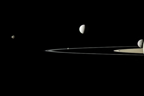 Descubren componentes clave para la vida en una luna de Saturno