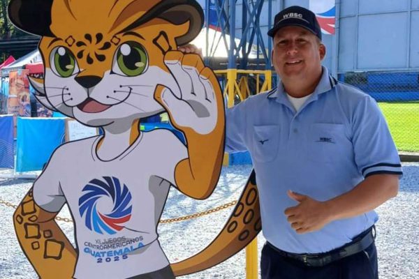 Árbitro García de Cuba en sóftbol de XII Juegos Centroamericanos