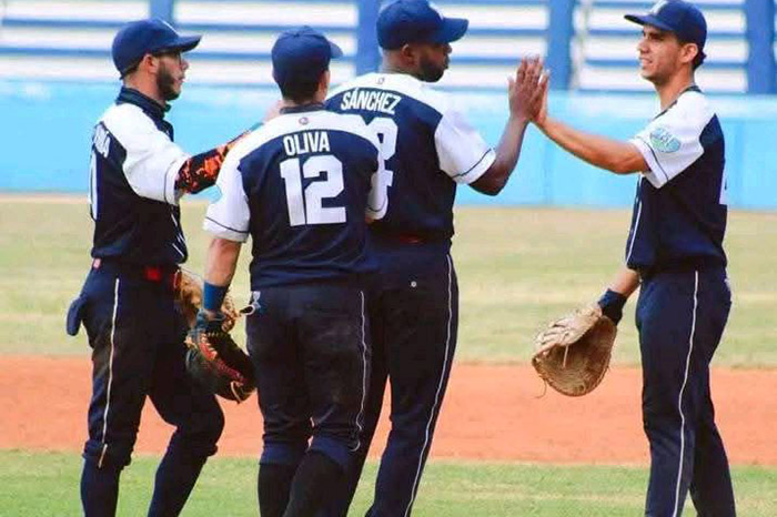 Líderes por el desquite en cierre de la semana beisbolera