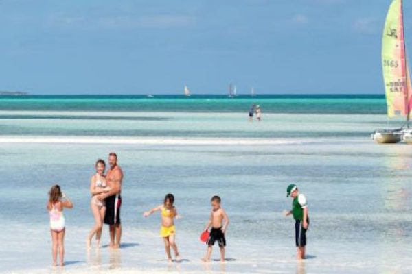 Cuba espera recibir un millón de turistas canadienses