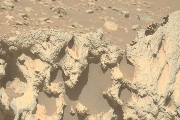 Extraña roca encontrada cerca de un cráter en Marte inquieta a científicos