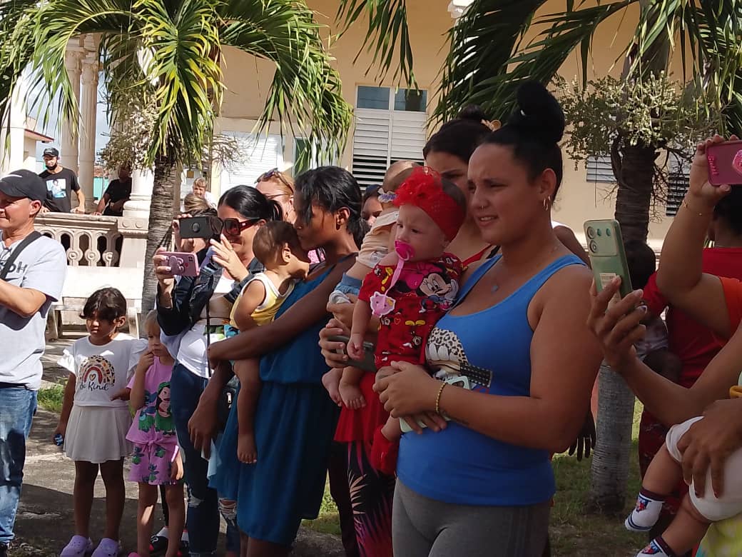 Llevan alegrías a niños hospitalizados en Camagüey (+ Fotos)