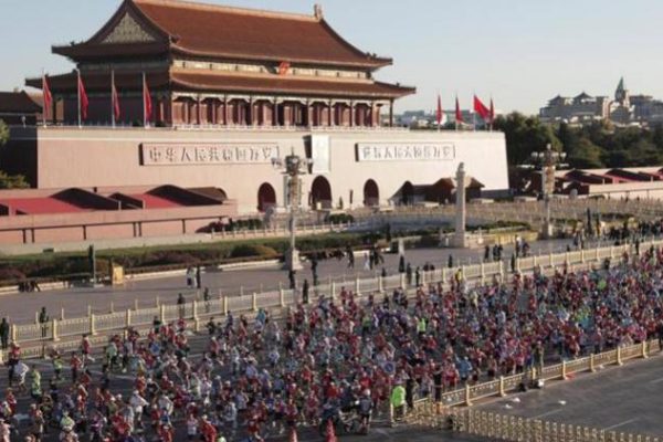 Unos 32 mil corredores participaron en el Maratón de Beijing 2025