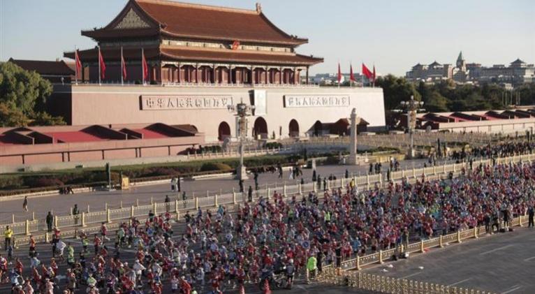Unos 32 mil corredores participaron en el Maratón de Beijing 2025