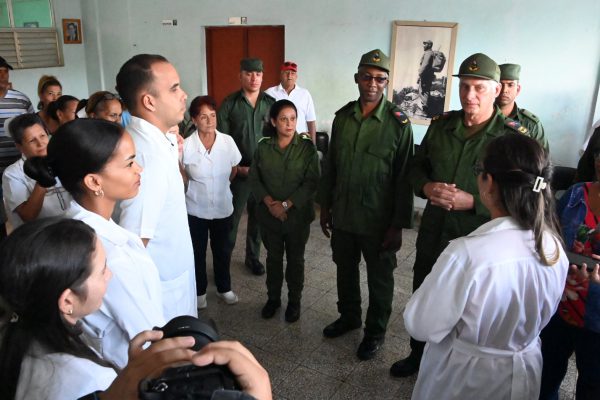 Llega Presidente cubano a Holguín (+ Fotos)