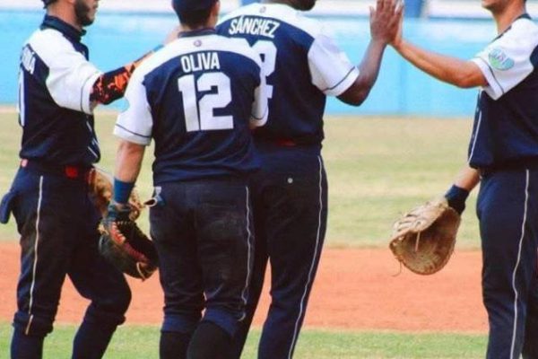 Cachorros consolidan su dominio en serie beisbolera cubana