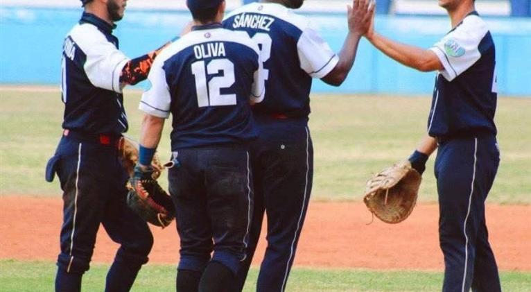 Cachorros consolidan su dominio en serie beisbolera cubana