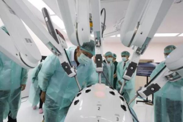 El primer embarazo con ayuda de IA y robótica