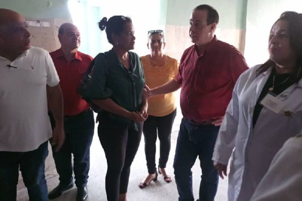 Recorre ministro de Salud Pública hospitales de Santiago de Cuba (+ Fotos)