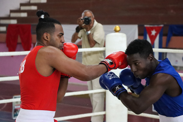 Arlen y Arzola en segunda fecha del Mundial de la IBA