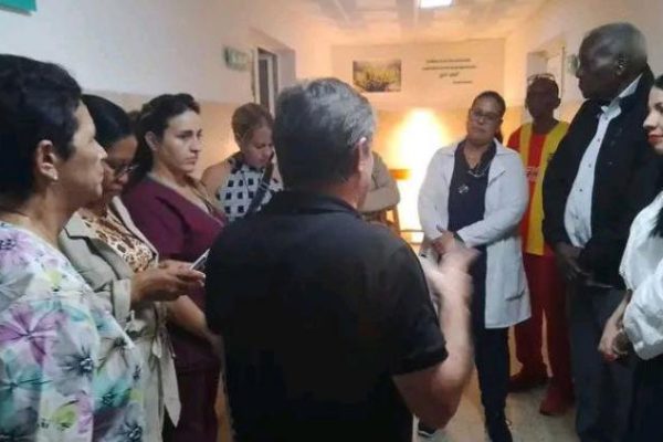 Visita Esteban Lazo hospital Faustino Pérez de Matanzas