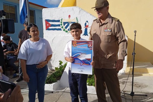 Estudiante camagüeyano recibe premio nacional en concurso Amigos de las FAR (+ Fotos)