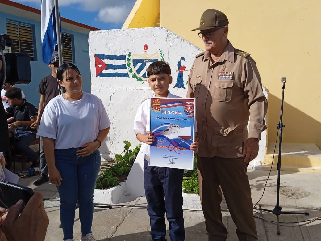 Estudiante camagüeyano recibe premio nacional en concurso Amigos de las FAR (+ Fotos)