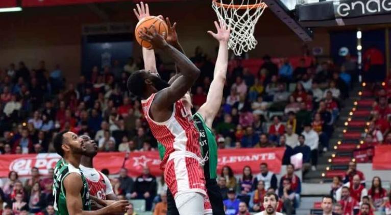 Aporte cubano en triunfo de Murcia en baloncesto español