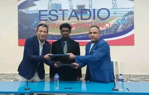 Firma el torpedero Jonathan Moreno contrato con los Halcones de SoftBank de la Liga Profesional de Béisbol de Japón