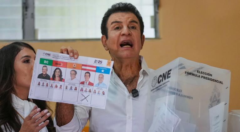 Nasralla acusa a la UE y a la OEA de no ver