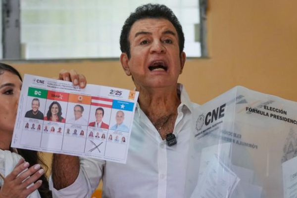 Nasralla acusa a la UE y a la OEA de no ver