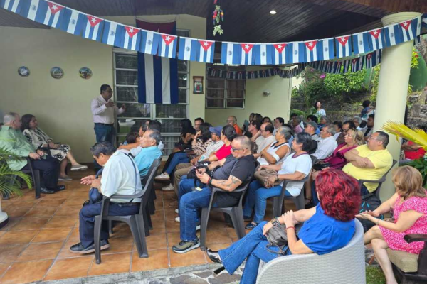 Salvadoreños en abrazo solidario con Cuba en 2025